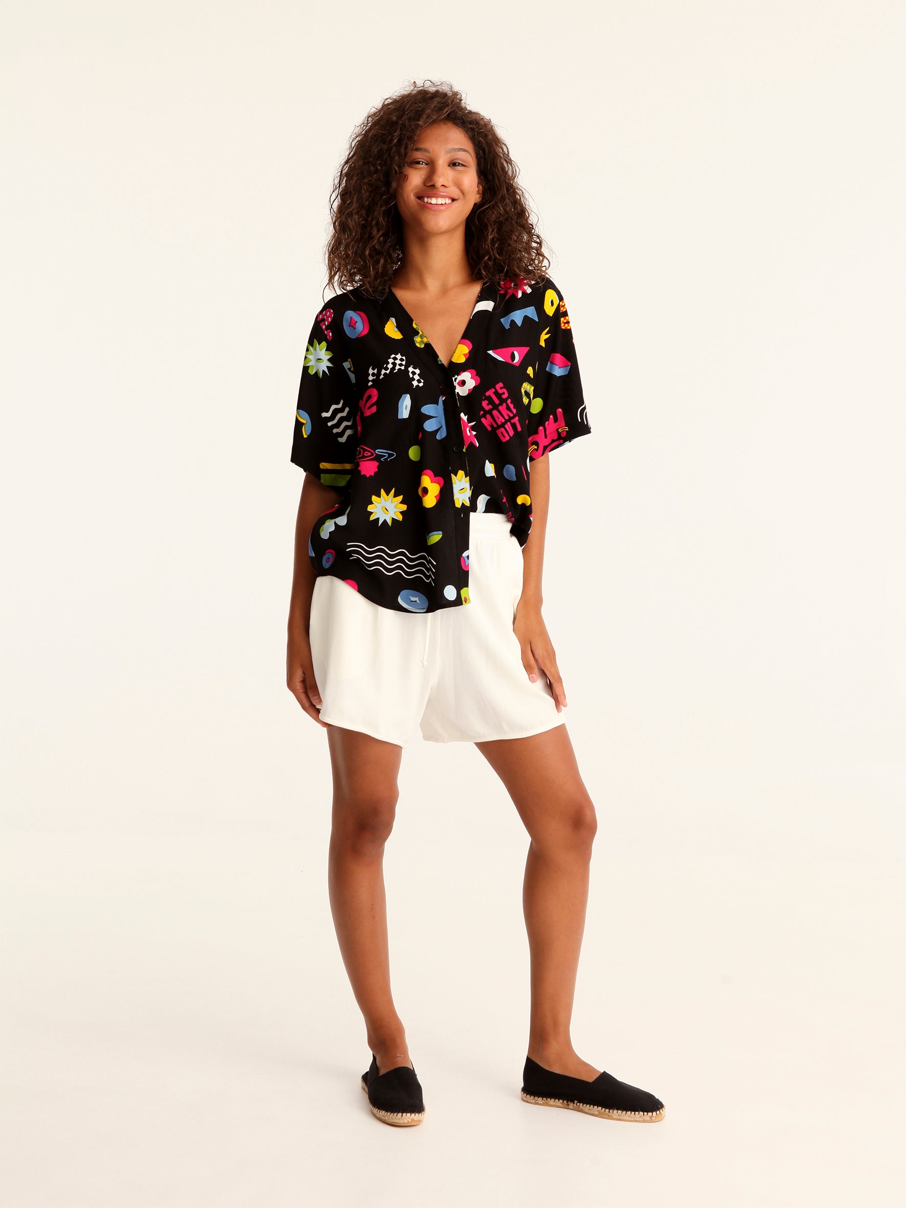 MORE AMOR cropped shirt