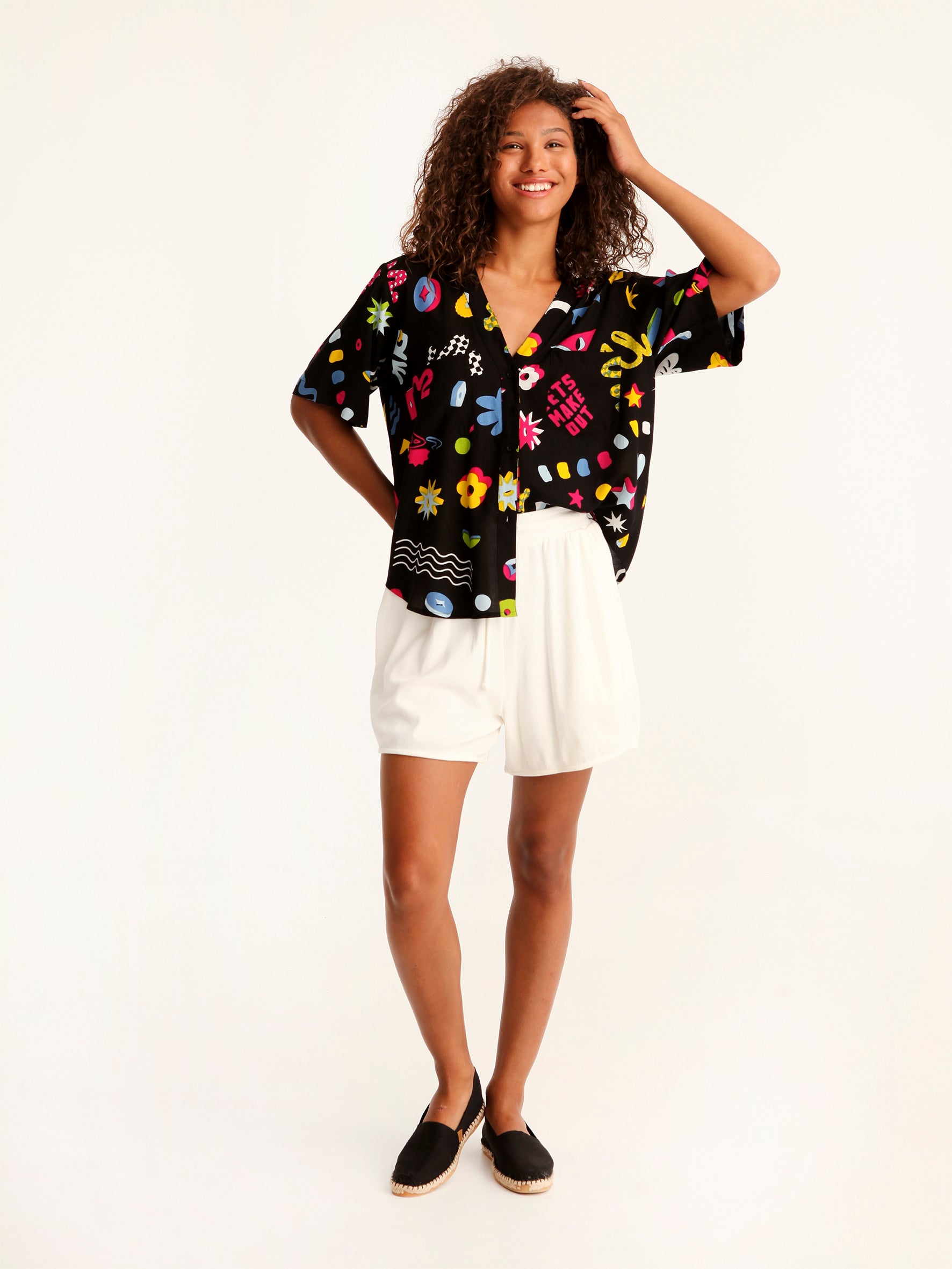 MORE AMOR cropped shirt