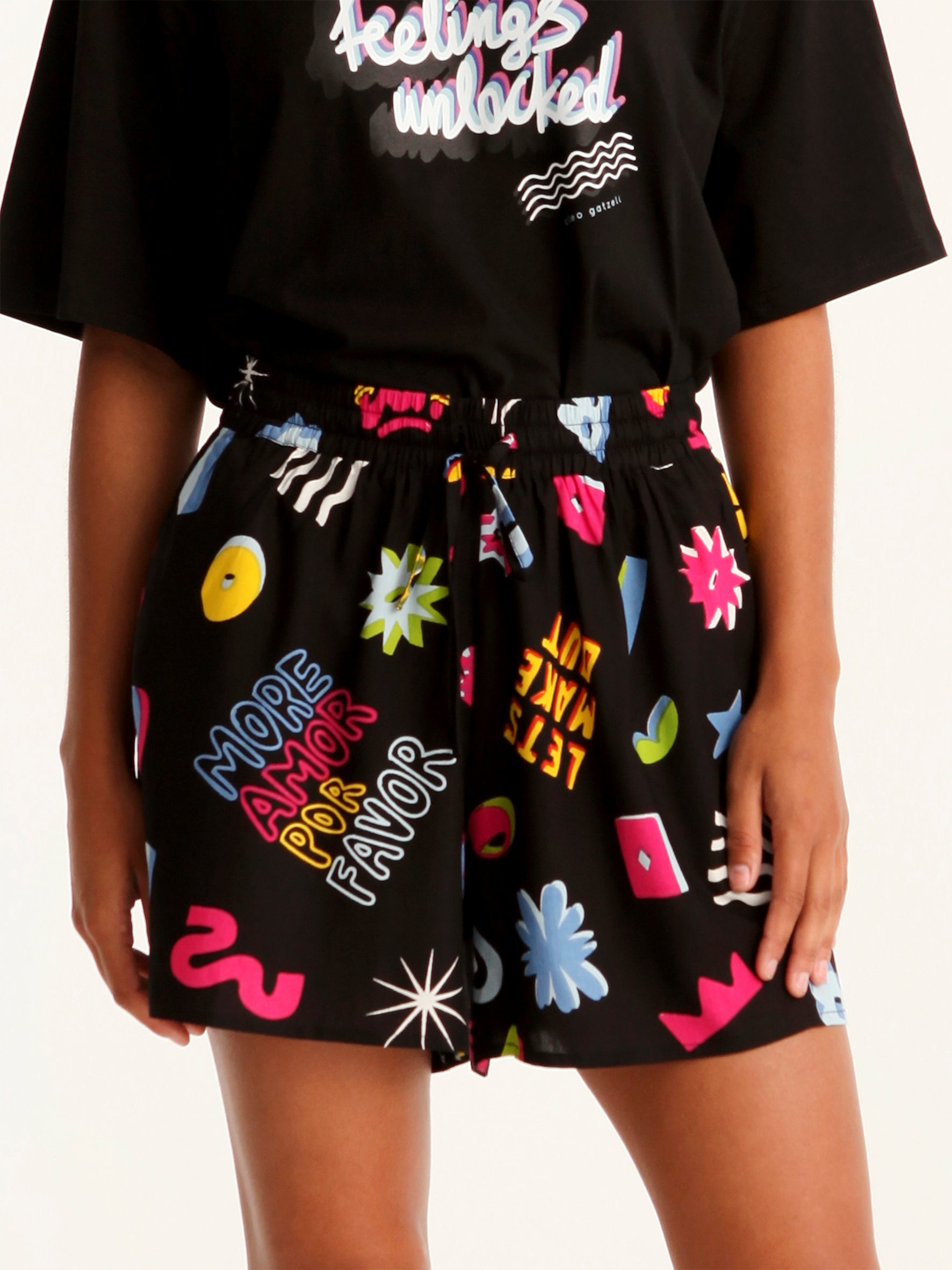 MORE AMOR shorts