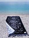 Reversible beach towel in black and white color with fringes