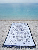 Reversible beach towel in black and white color with fringes