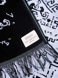 Reversible beach towel in black and white color with fringes