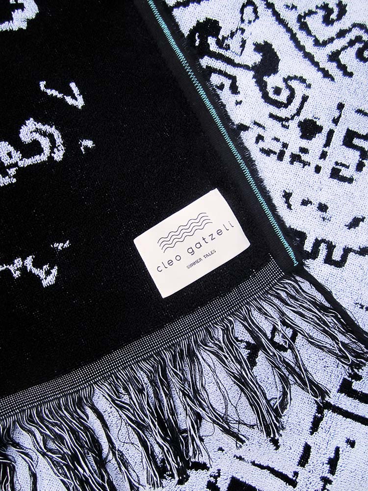 Reversible beach towel in black and white color with fringes