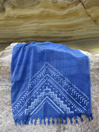 Peshtowel/towel in denim stonewashed color with a grunge plain print in white colour 