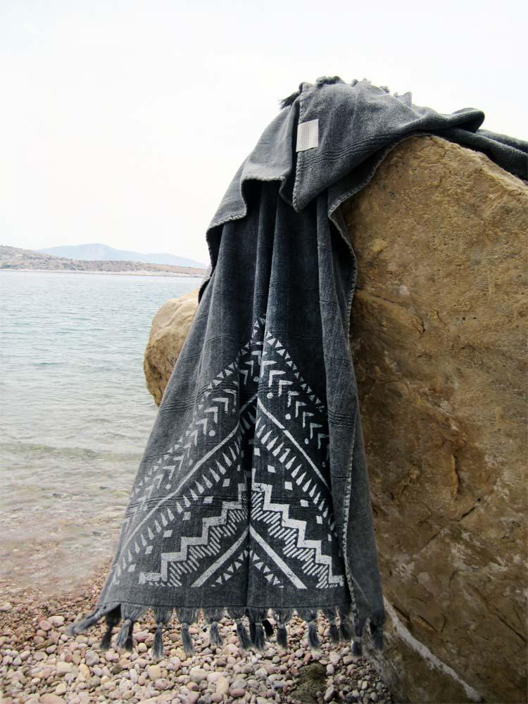 Peshtowel/towel in iron stonewashed color with a grunge plain print in white colour 