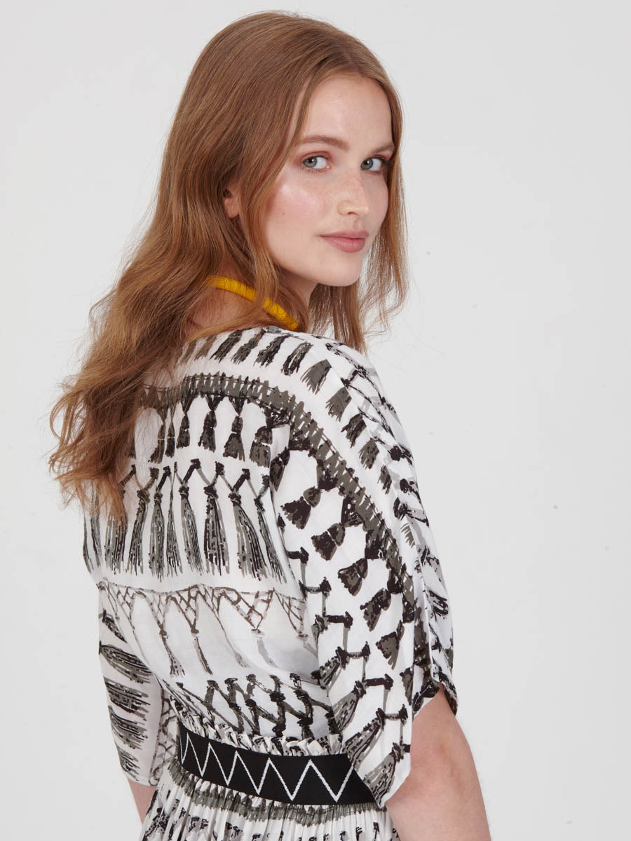FRINGES WHITE tie front top