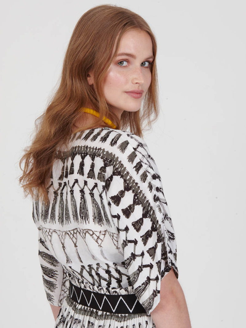 FRINGES WHITE tie front top