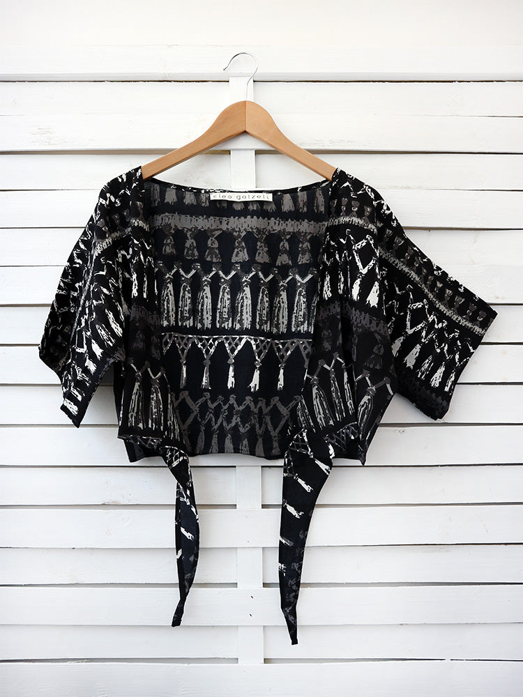 FRINGES BLACK tie front top